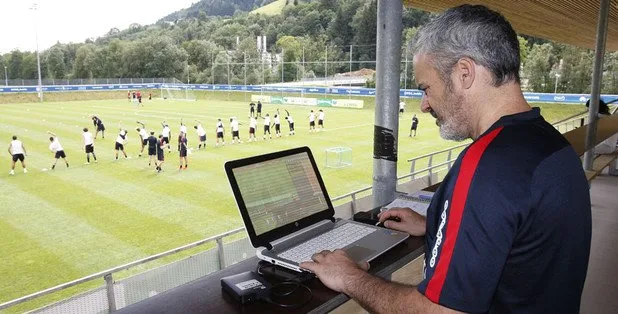 Analista táctico de fútbol en un club