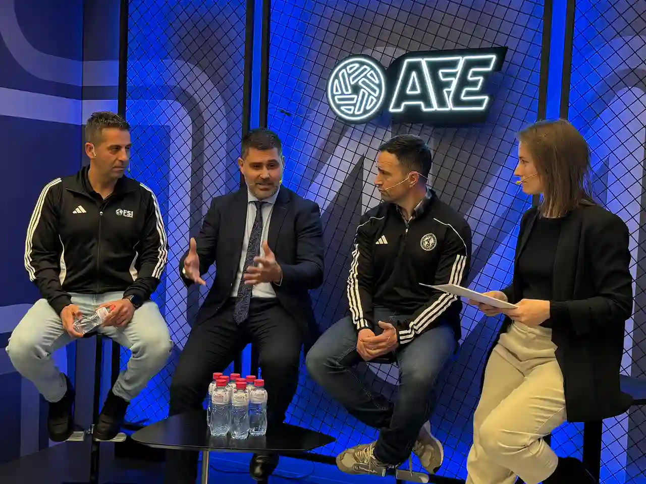 Francisco, Bernardo, David y Tania charlan para el vídeo del acuerdo