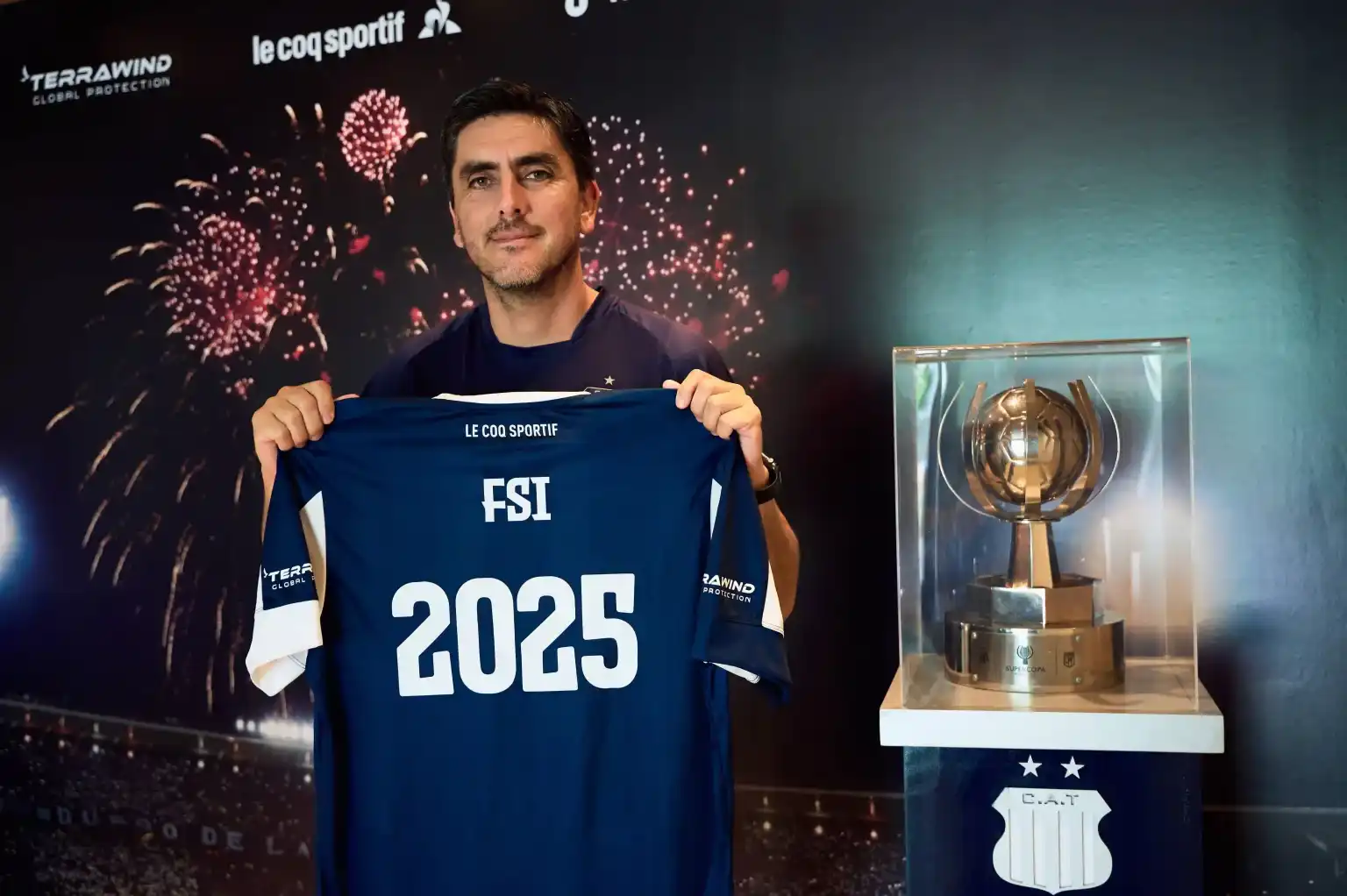 Responsable del Club Talleres sostiene la playera de FSI Training