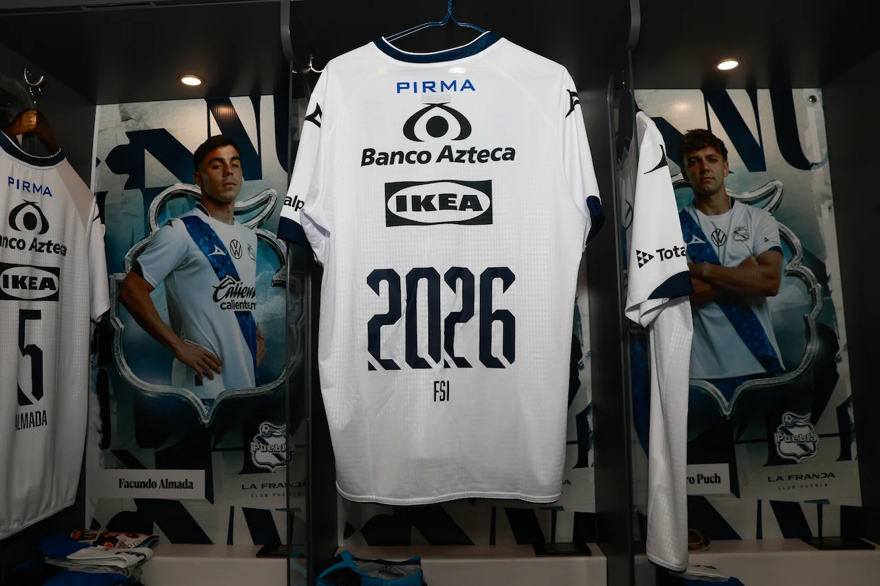 Camiseta del Club Puebla con el nombre de FSI en los vestuarios del club