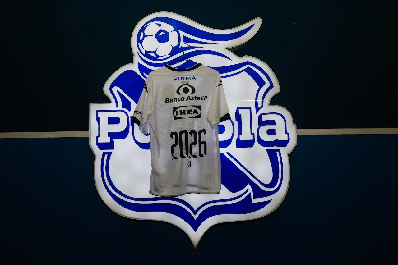 Camiseta del Club Puebla con el nombre de FSI sobre el escudo iluminado del club