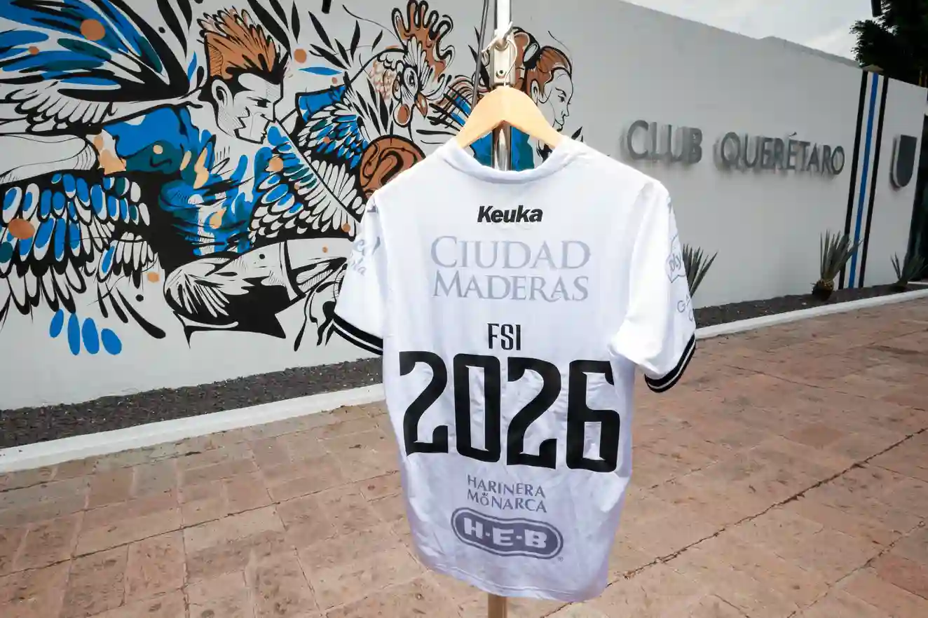 Camiseta del Club Querétaro con el nombre FSI frente a un mural grafitti icónico del club