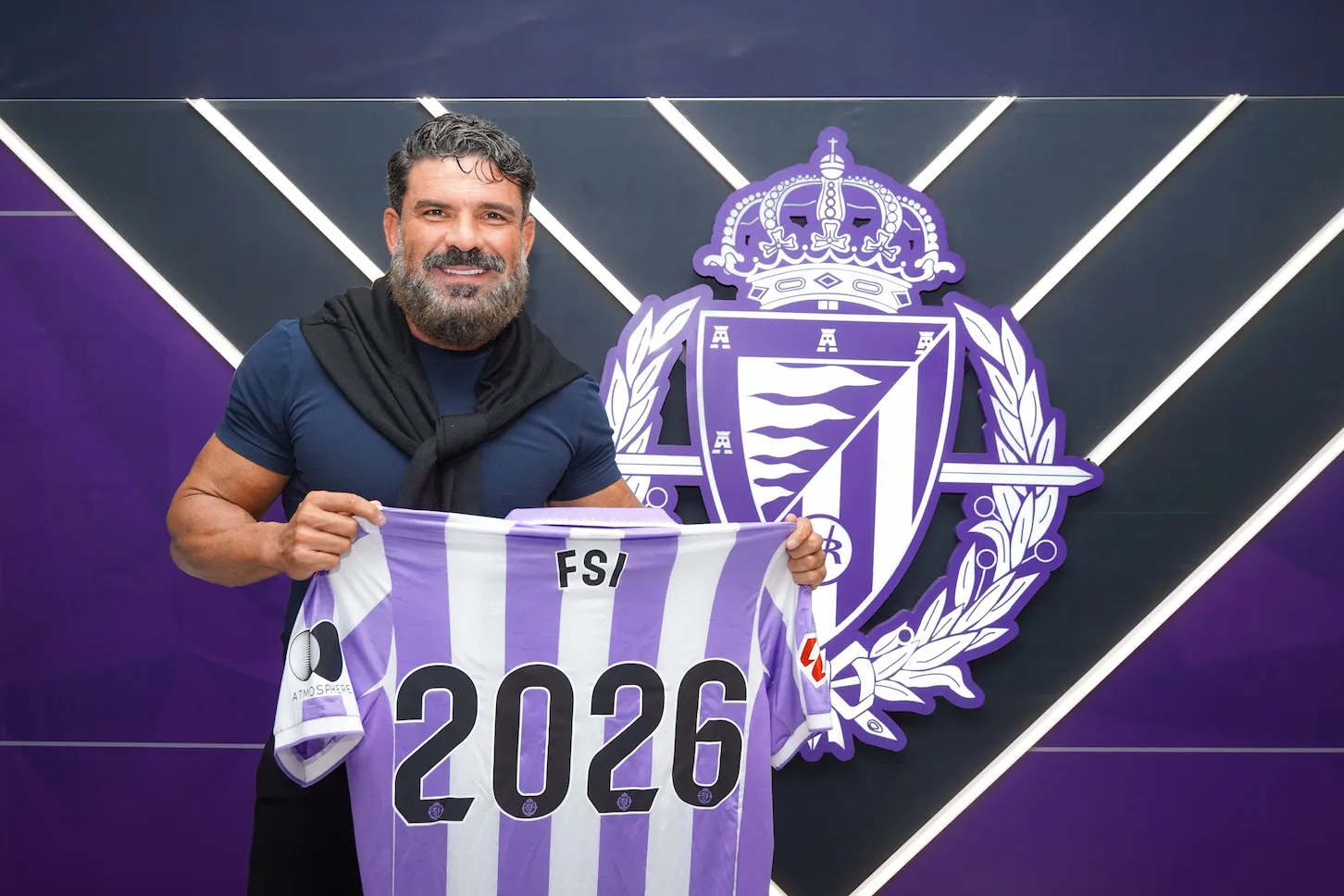 Bruno Mazziotti sostiene una camiseta del Valladolid con nombre de FSI y el número 2026 junto al escudo del club