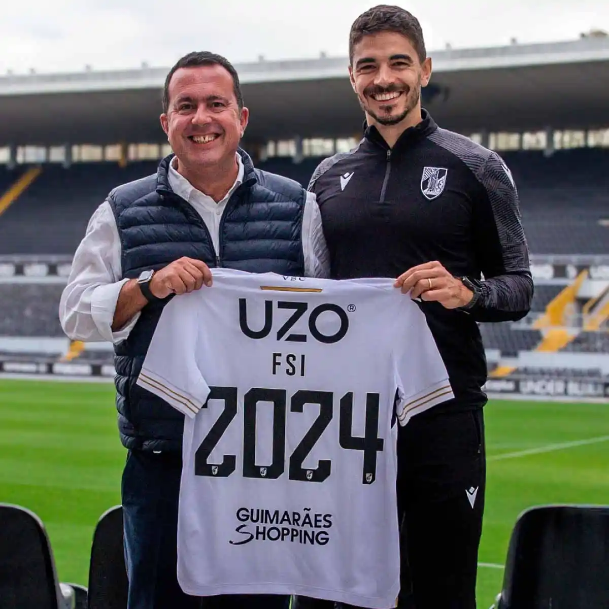 Directivos del Vitória SC sostienen una camiseta de FSI en el Estadio Dom Afonso Henriques