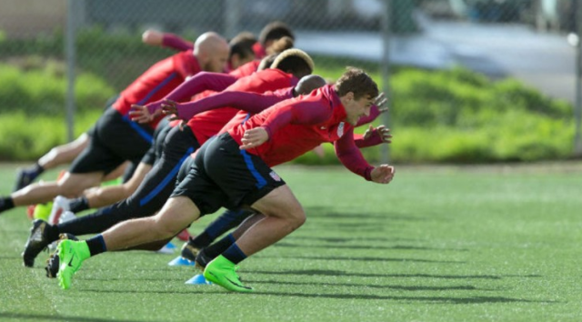 Futbolistas corriendo a gran velocidad